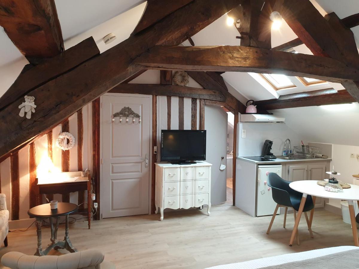 D'Anciennes "Chambres De Bonnes" Honfleur Esterno foto